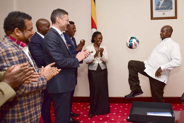 ___7063818___https:______static.pulse.com.gh___webservice___escenic___binary___7063818___2017___7___28___13___Museveni+with+SportPesa+officials