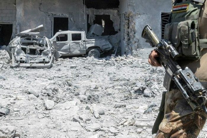 A member of the Iraqi forces advances through the Old City of Mosul on June 25, 2017, during the ongoing offensive to retake the last district held by the Islamic State group