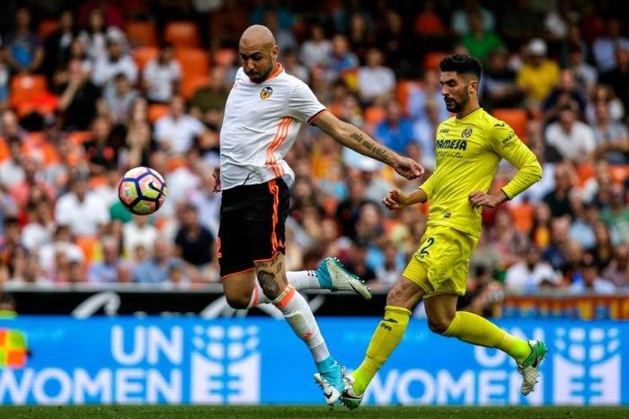 Valencia's Simone Zaza (L) fights for the ball with Villarreal's Alvaro Gonzalez during their Spanish La Liga match, at the Mestalla stadium in Valencia, in May 2017