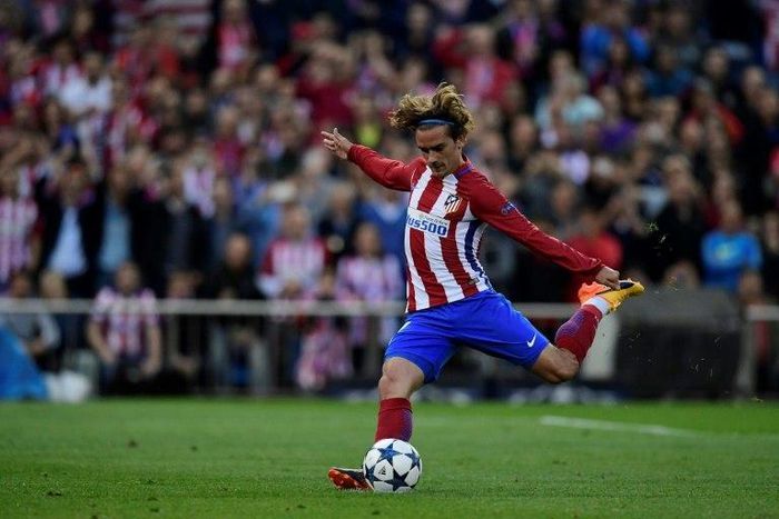 Atletico Madrid's forward Antoine Griezmann says he had a six out of 10 chance of moving to Manchester United