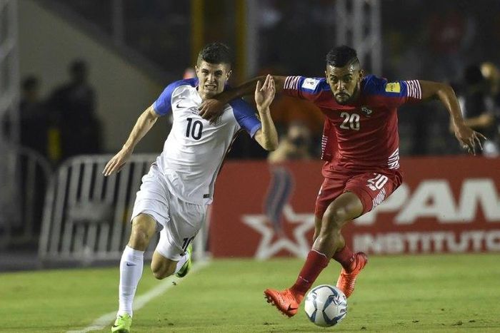 USA's Christian Pulisic (L) fights for the ball with Panama's Anibal Godoy during their FIFA 2018 World Cup qualifier in Panama City, on March 28, 2017
