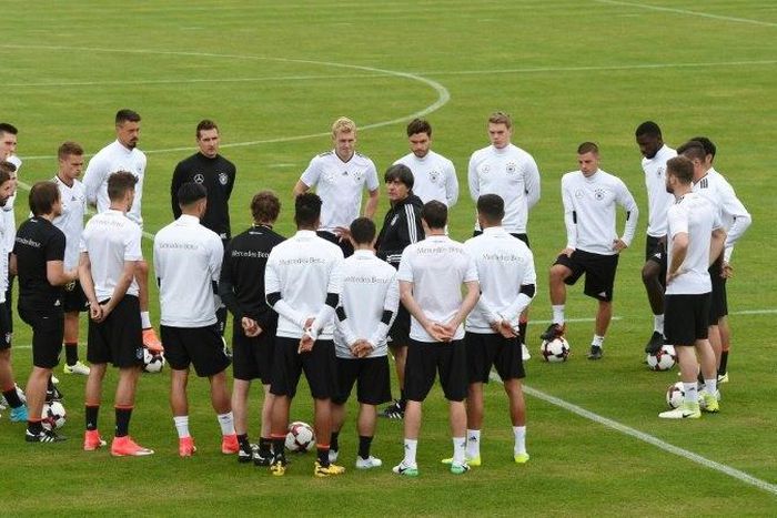Germany's national football coach Joachim Loew (C) talks to his players prior a training session in Herzogenaurach, southern Germany, on June 9, 2017