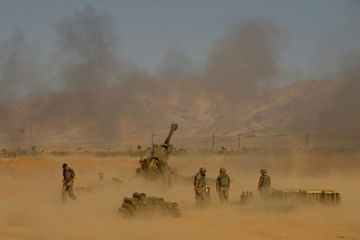 Lebanese soldiers fire at jihadist militants near the town of Ras Baalbek