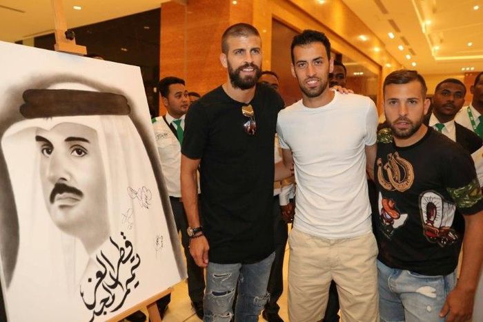 Jordi Alba (R), with his teammates Gerard Pique (L) and Sergio Busquets in the Mall of Qatar in Doha, entered the debate on the Gulf diplomatic crisis when he was seen autographing a picture associated with Qatari resistance