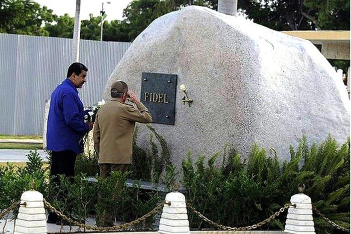 Cuban President Raul Castro (right) and Venezuelan President Nicolas Maduro pay their respects at the tomb of late Cuban leader Fidel Castro in Santiago de Cuba on August 15, 2017