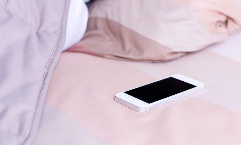 Why-You-Should-Never-Sleep-With-Your-Phone 395164288 Niran-Phonruang-760x506