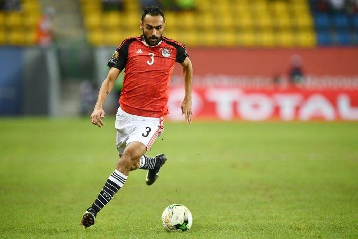 Egypt's midfielder Ahmed Elmohamady controls the ball during the 2017 Africa Cup of Nations group D football match between Egypt and Ghana in Port-Gentil on January 25, 2017