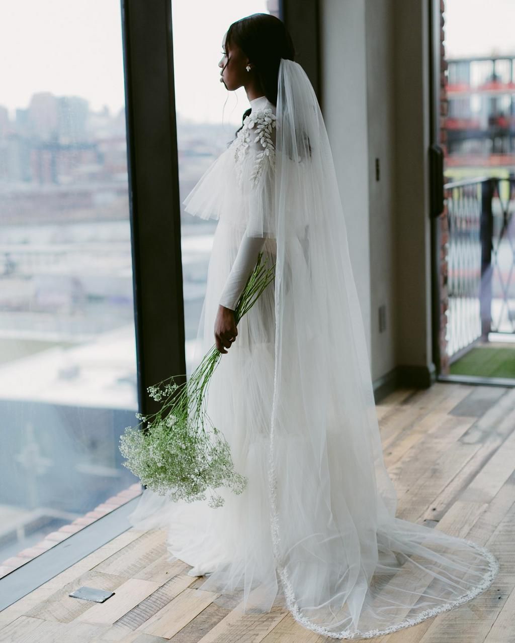 These photos will convince you to have a long bridal veil on your wedding day