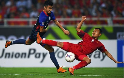Vietnam defender Nguyen Trong Hoang (R) and Philippines forward Patrick Reichelt fight for the ball during the second leg of their AFF Suzuki Cup semifinal in Hanoi