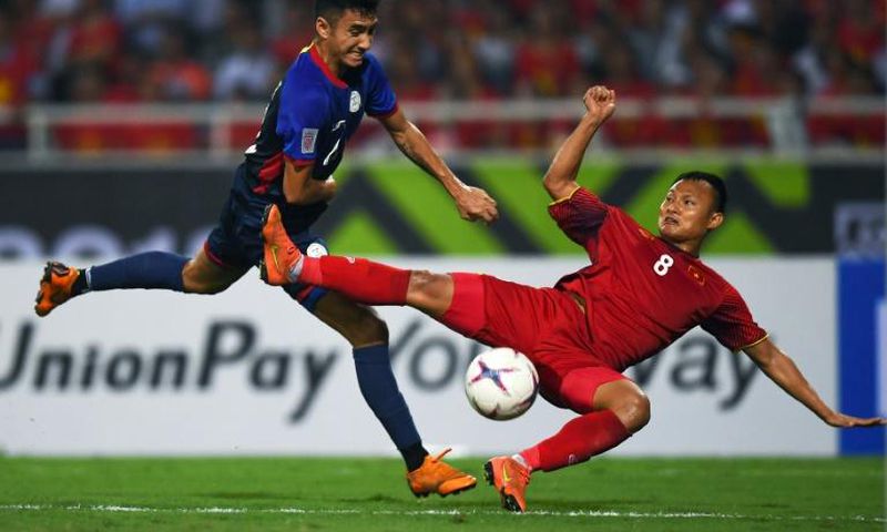 Vietnam defender Nguyen Trong Hoang (R) and Philippines forward Patrick Reichelt fight for the ball during the second leg of their AFF Suzuki Cup semifinal in Hanoi