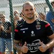 Dutch midfielder Wesley Sneijder arrives for a training at the Nice football club on August 7, 2017