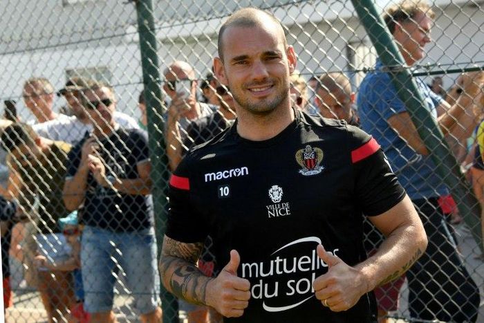 Dutch midfielder Wesley Sneijder arrives for a training at the Nice football club on August 7, 2017