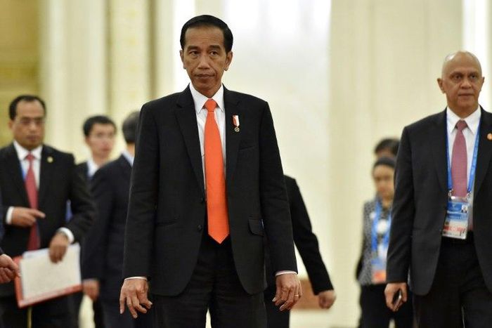 Indonesia's President Joko Widodo (C) has ordered the police to shoot drug traffickers who resist arrest in the latest effort to eradicate drug use