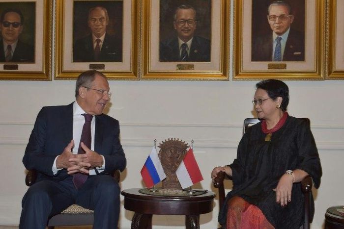 Russian Foreign Minister Sergei Lavrov talks with his Indonesian counterpart Retno Marsudi