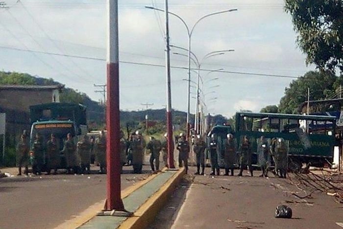Venezuelan soldiers block the access to Puerto Ayacucho jail after a riot that left 37 dead