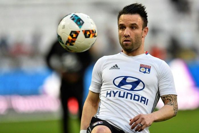 Mathieu Valbuena, the France international at the centre of an interminable sex-tape scandal, has agreed to join Istanbul giants Fenerbahce from Lyon, the Turkish club said