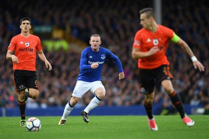 Everton's English striker Wayne Rooney (C) prepares to challenge MFK Ruzomberok's Kristi Qose (L) during the UEFA Europa League third qualifying round, Game 1 match July 27, 2017