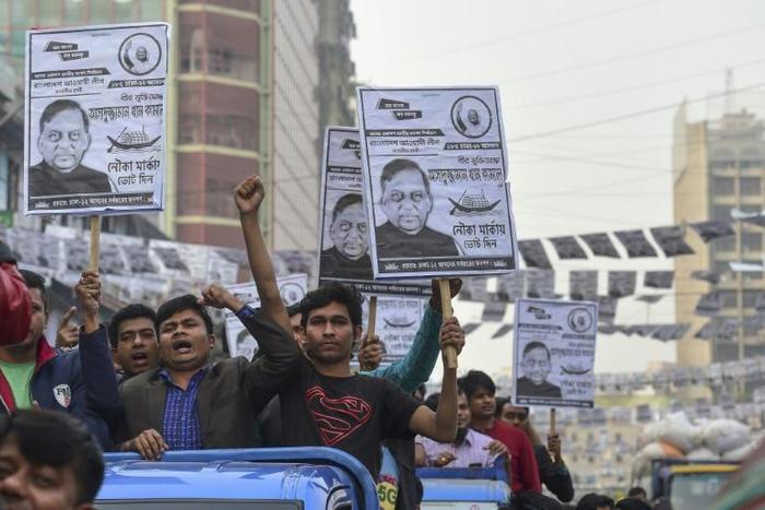 Supporters of the ruling Awami League have paraded in the streets while the opposition BNP said it had been prevented from holding a closing rally