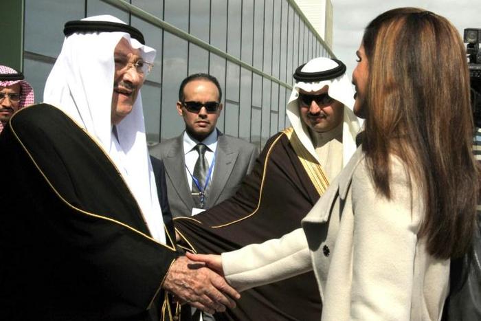 Saudi Prince Talal bin Abdul Aziz (L) shakes hands with Queen Rania of Jordan in Amman on February 24, 2010