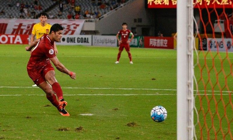 Shanghai SIPG's Hulk scores from the penalty spot during the AFC Champions League quarter-final football match between Shanghai SIPG and Guangzhou Evergrande in Shanghai on August 22, 2017