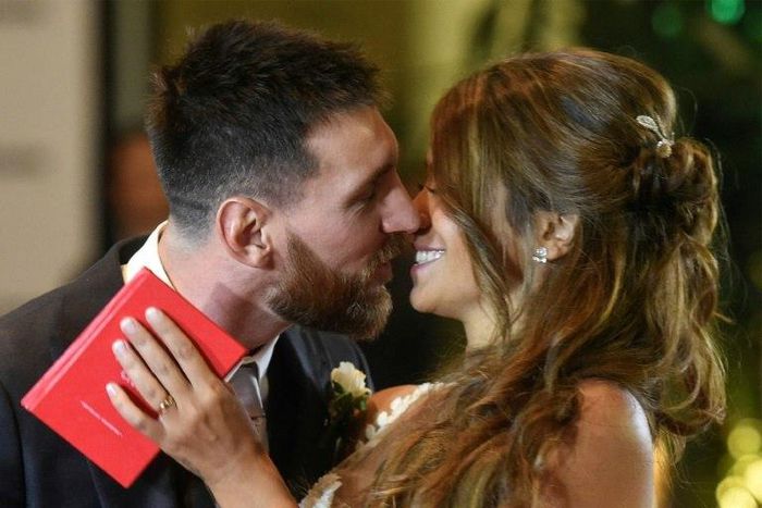 Argentine football star Lionel Messi and bride Antonella Roccuzzo pose for photographers just after their wedding in Rosario, Argentina on June 30, 2017