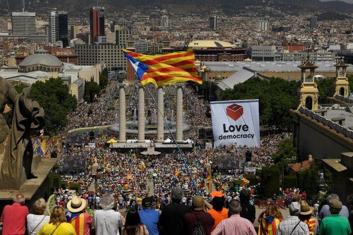 Pro-independence Catalan groups have attracted thousands of supporters to rallies in Barcelona after announcing a referendum for October 1