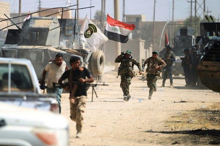 Iraqi forces advance through Tal Afar's Al-Wahda district during an operation to retake the city from the Islamic State group on August 24, 2017