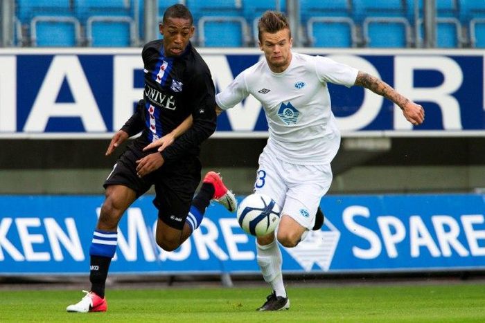 Rajiv van la Parra (L), then of Dutch club Herenveen, is challenged by Molde's Knut Olav Rindaroy during a UEFA Europa League third round qualifying match on August 23, 2012