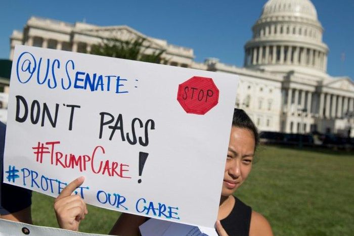 President Donald Trump's health care reform, the subject of frequent protests, is one of the pending issues forcing the US Senate to delay its summer break