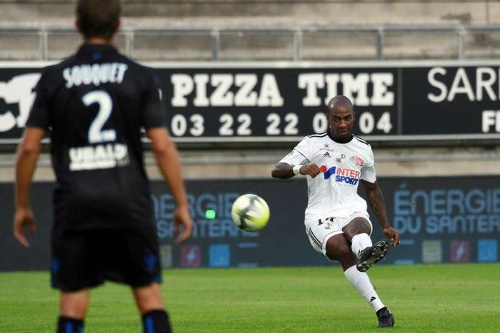 Amiens' Gael Kakuta (R) shoots and scores during their match against Nice on August 26 in Amiens