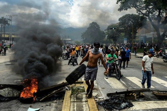 Venezuelan opposition activists build a barricade during clashes in Valencia, on August 6, 2017