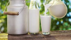 ___9146697___2018___11___28___15___Pouring-fresh-raw-milk-in-glass