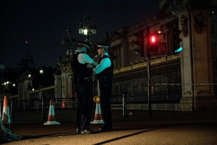 Police officers stand guard at a police cordon next to Buckingham Palace following an incident where a man armed with a knife was arrested outside the palace following a disturbance in London on August 26, 2017