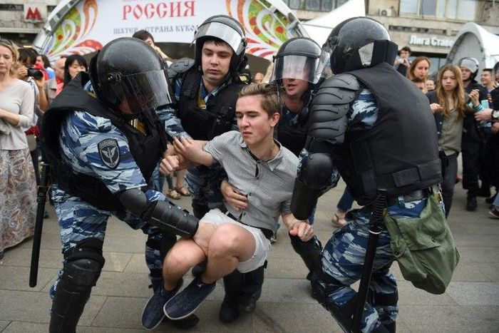 Russian police officers detained anti-corruption protestors in Moscow
