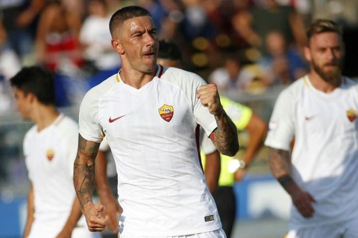 Roma's defender Aleksandar Kolarov (L) celebrates after scoring a goal against Atalanta on August 20, 2017 at the Atleti Azzurri d'Italia stadium in Bergamo