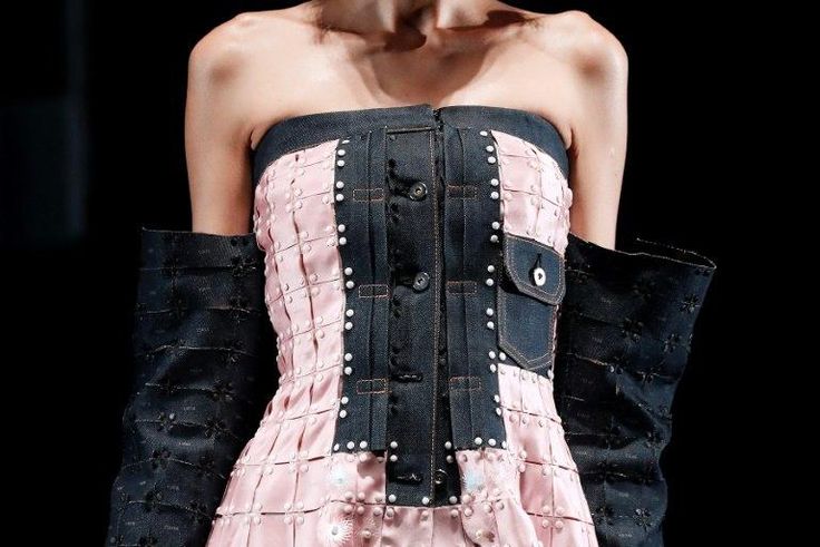 A model presents a creation by Yuima Nakazato during the 2017-2018 fall/winter Haute Couture collection in Paris on July 5, 2017