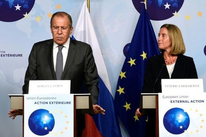 Russian Foreign Affairs Minister Sergei Lavrov (L) and EU diplomatic chief Federica Mogherini give a joint press conference in Brussels on July 11, 2017
