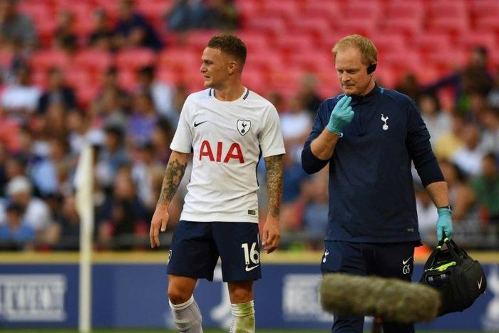 Tottenham Hotspur's defender Kieran Trippier (L) leaves the pitch after picking up an injury during a pre-season friendly football match against Juventus at Wembley stadium in London on August 5, 2017