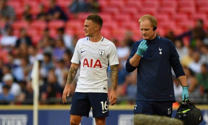 Tottenham Hotspur's defender Kieran Trippier (L) leaves the pitch after picking up an injury during a pre-season friendly football match against Juventus at Wembley stadium in London on August 5, 2017