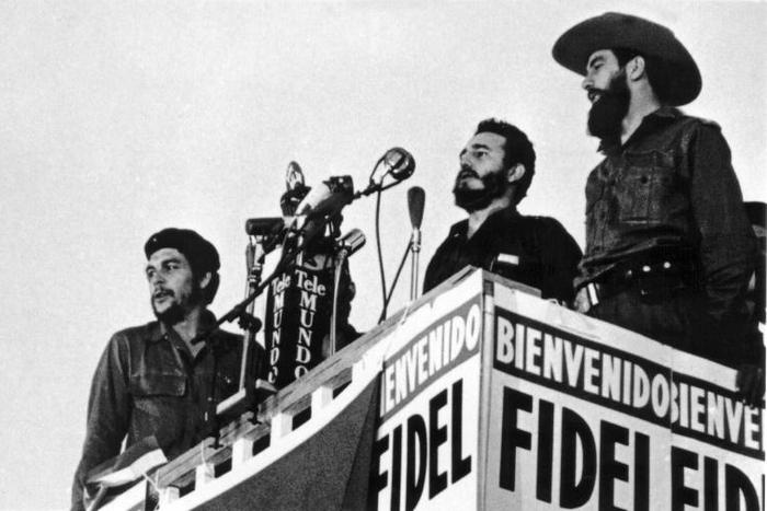 In this picture from 1959, Fidel Castro (center) delivers a speech next to Camilo Cienfuegos (right) and Che Guevara (left)