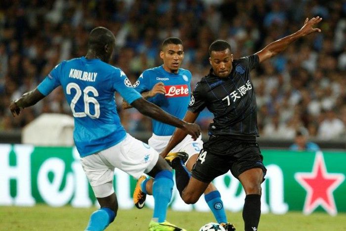 Nice's forward Alassane Plea (R) kicks the ball next to Napoli's defender Kalidou Koulibaly (L) and Napoli's defender Faouzi Ghoulam (C) during the UEFA Champions League Play Off first leg football match August 16 2017