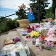Flowers and signs memorialising Justine Damond are placed on the stairs of the Lake Harriet Spiritual Community centre in Minneapolis, Minnesota, on July 18, 2017