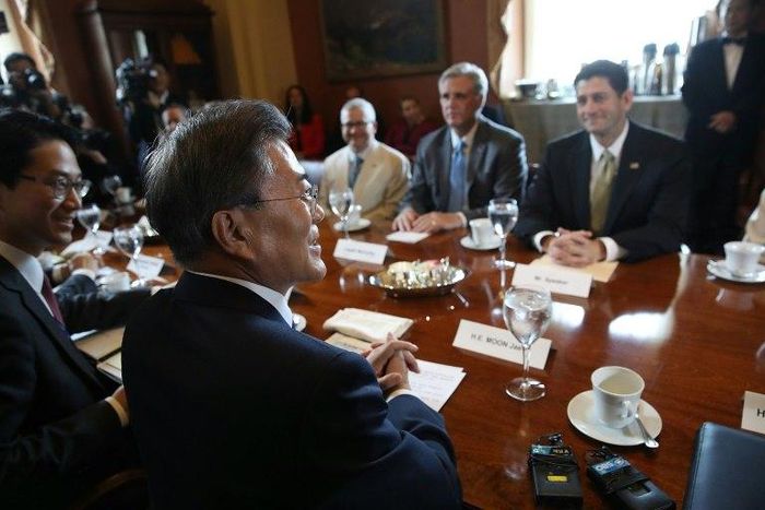 South Korean President Moon Jae-In met Thursday with US congressional leaders ahead of a dinner with President Donald Trump