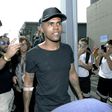 Brazilian football player Douglas Costa (C) is surrounded by supporters and photographers upon his arrival at the Juventus' Medical Center in Turin on July 12, 2017