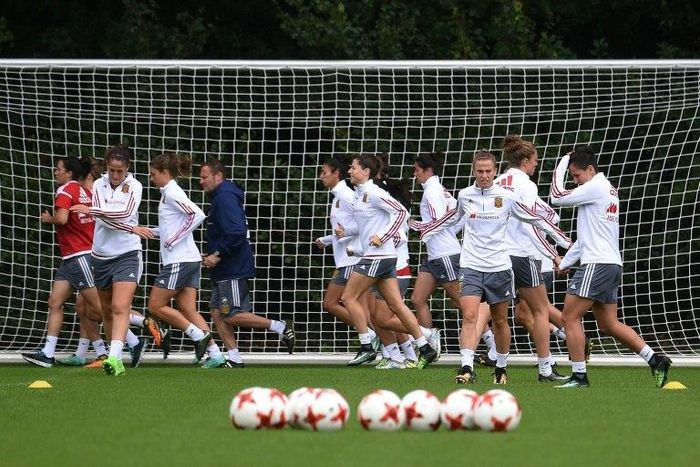 Spain's team players take part in a training session during the UEFA Women’s Euro 2017 football tournament in Epe city
