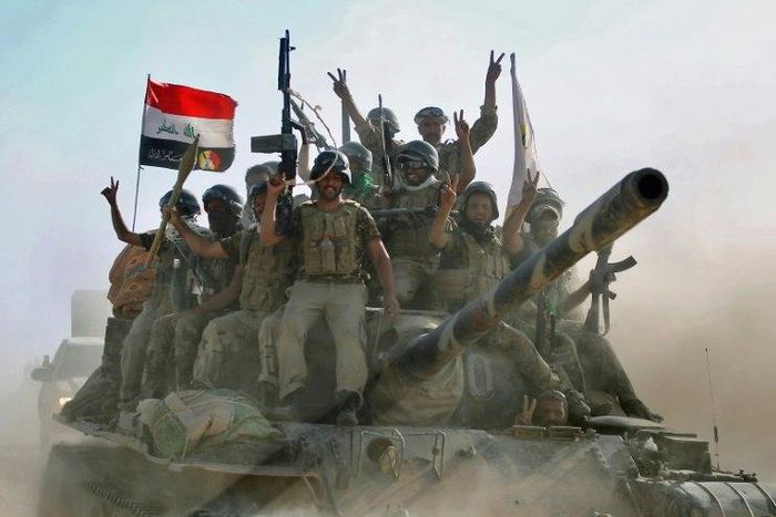 Fighters of the Hashed al-Shaabi, a Shiite-dominated paramilitary coalition fighting IS jihadists in Iraq, advance towards the town of Tal Afar on August 22, 2017