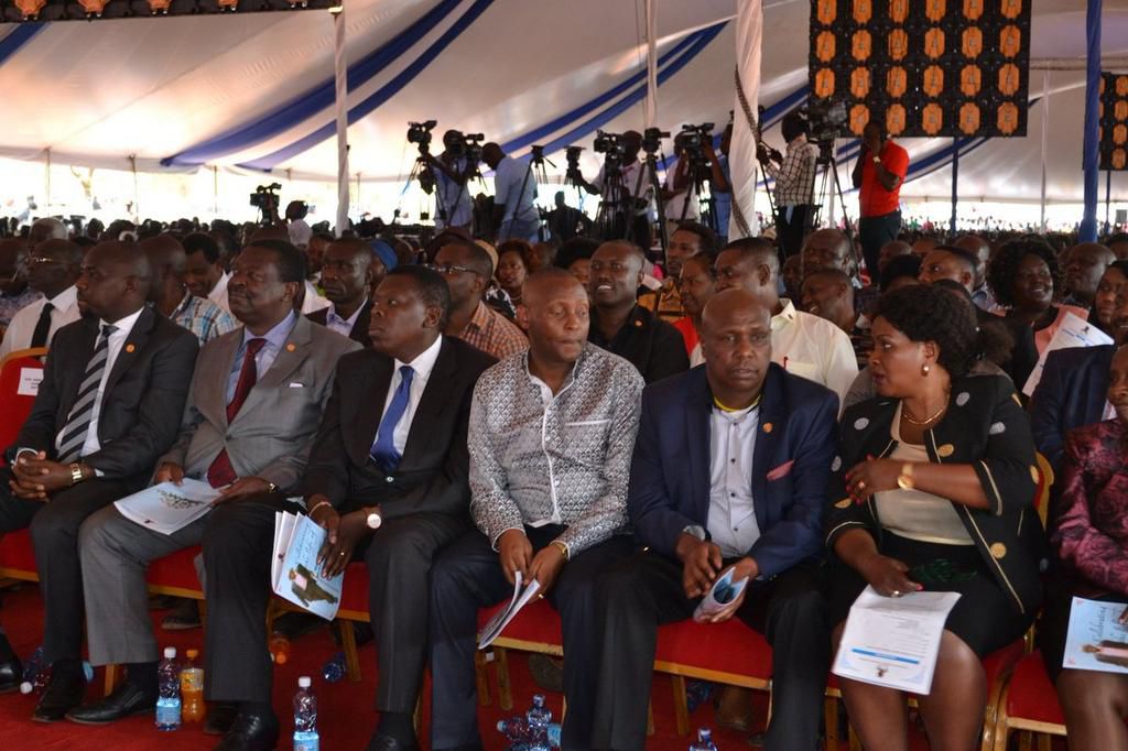 ___9088645___2018___11___9___14___politicians+at+funeral