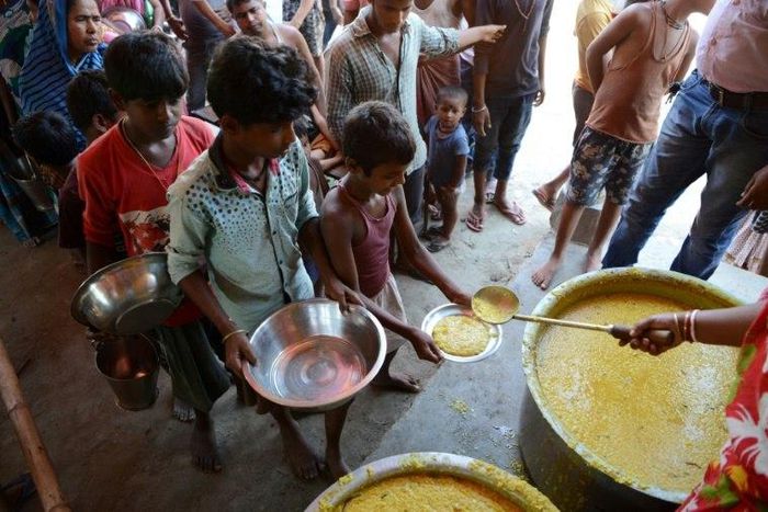 Indian villagers queue for food in the flood-hit village of Dagrua in Bihar