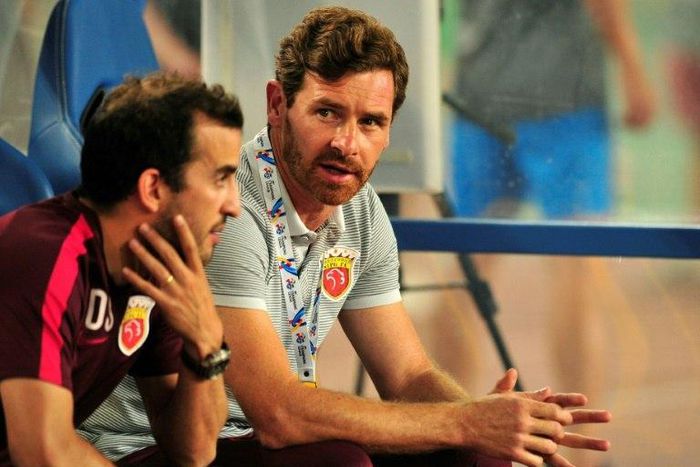 Shanghai SIPG coach Andre Villas-Boas (R) said his team's trip home from a weekend defeat had been "very bad" due to flight delays