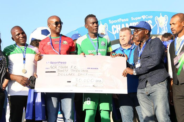 ___6819396___https:______static.pulse.com.gh___webservice___escenic___binary___6819396___2017___6___11___20___Gor+Mahia+officials+receiving+dummy+cheque